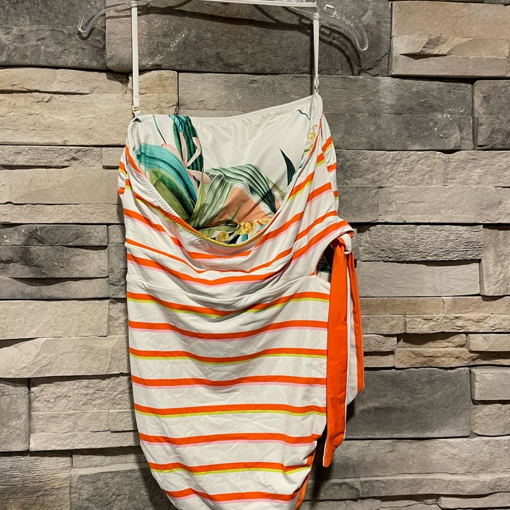 Swimsuit - Picture 4 of 5